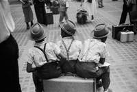 58cm x 39cm Three Boys on Suitcase           von Ruth Orkin
