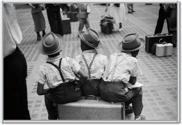 Three Boys on Suitcase           von Ruth Orkin