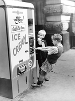 30cm x 40cm Walls Ice Cream from Slot machine, Water von Anonym