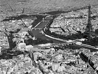 80cm x 60cm Aerial View of Section of Paris - France von Charles Rotkin