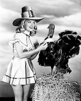 80cm x 100cm Doris Day with a Thanksgiving Turkey von Hollywood Photo Archive