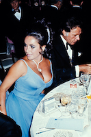 66.67cm x 100cm Elizabeth Taylor and Richard Burton at the Oscars von Hollywood Photo Archive