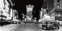 140cm x 70cm Times Square at Night - New York, USA - von Philip Gendreau