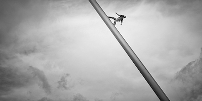 Array Man walking the Sky von Oliver Stein