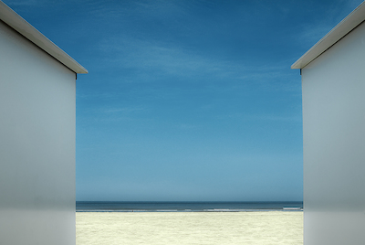 Array The deserted beach... almost... von Gilbert Claes