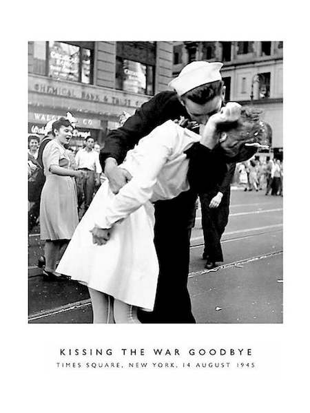 60cm x 80cm Kissing the War Goodbye von Photography Coll.