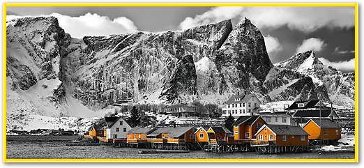 Lofoten Reine Panorama mit gelben Häuser von Rolf Fischer
