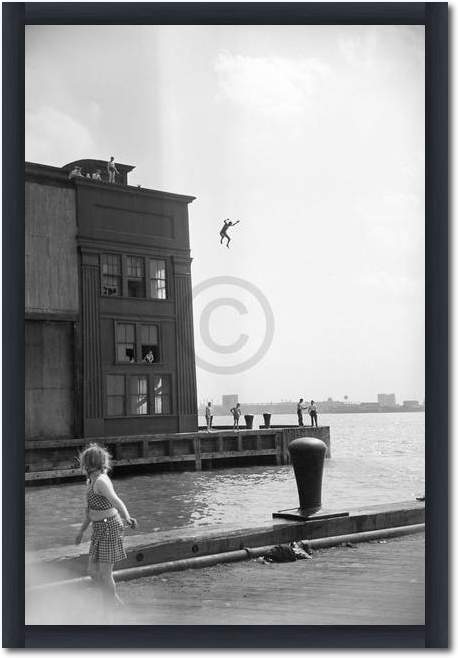 Boy Jumping                      von Ruth Orkin