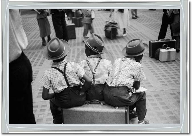 Three Boys on Suitcase           von Ruth Orkin