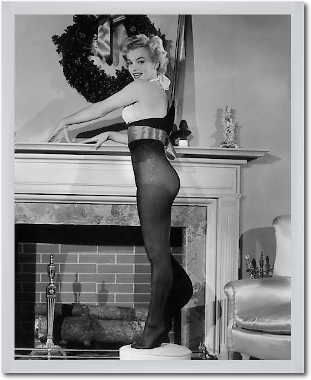 Marilyn Monroe - Christmas Stockings von Hollywood Photo Archive